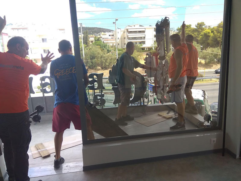 Τοποθέτηση κρυστάλλων από το συνεργείο της Glass and Metal